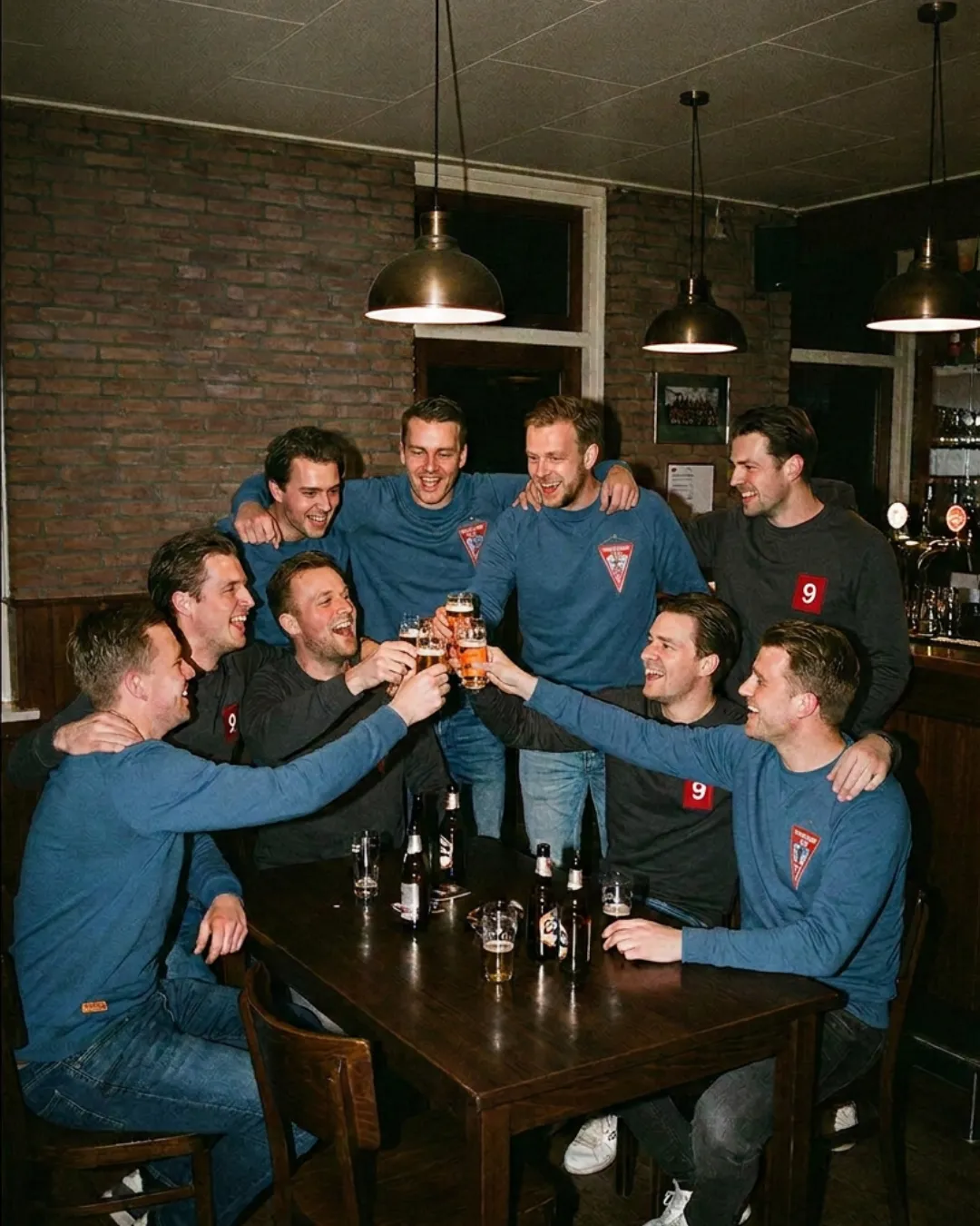 Voetbalteam in de clubkantine